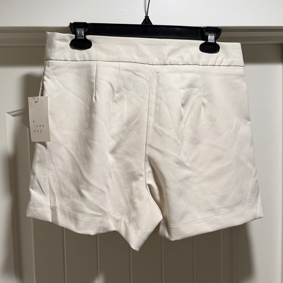 Women's Cream Shorts - Picture 4 of 6